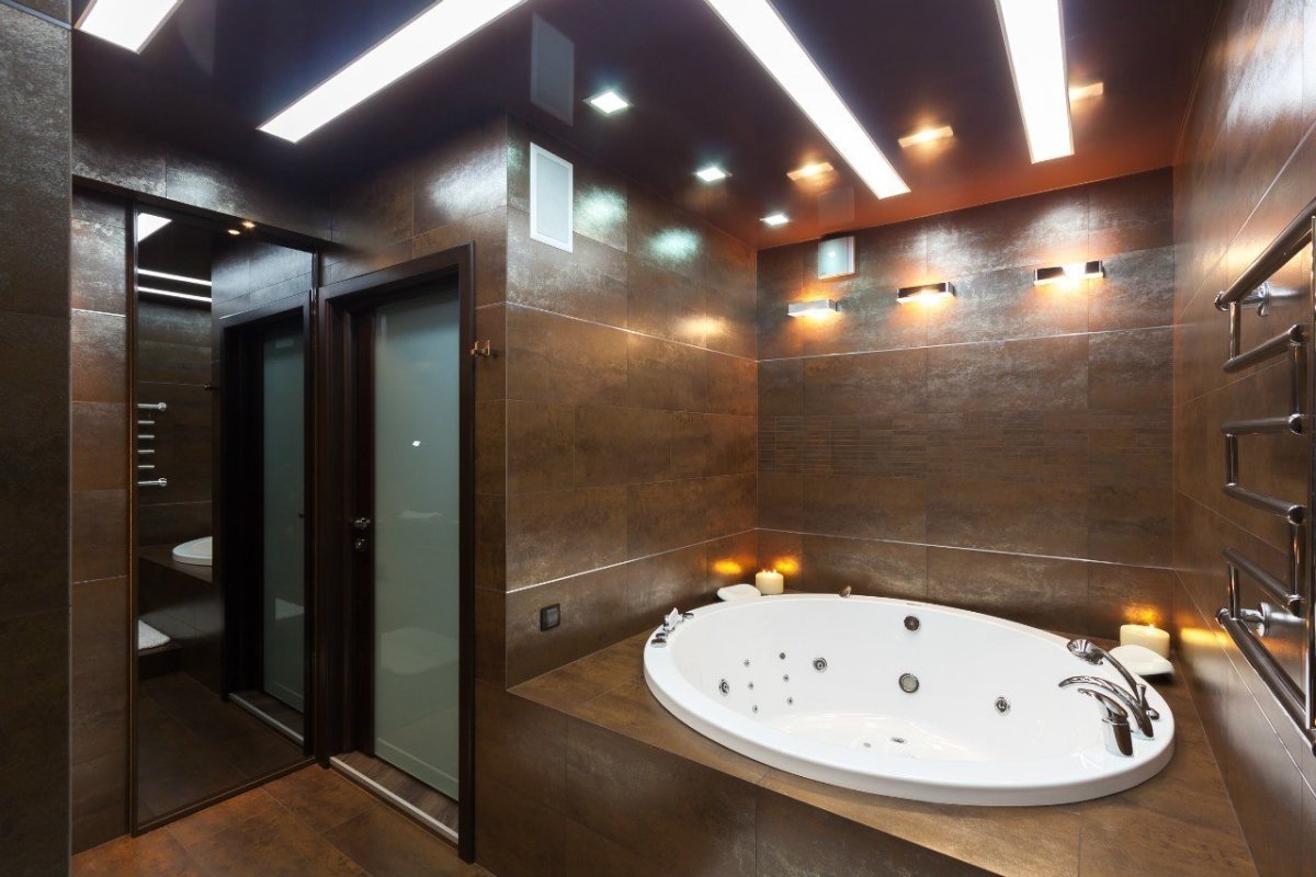 Интерьер ванной комнаты с джакузи