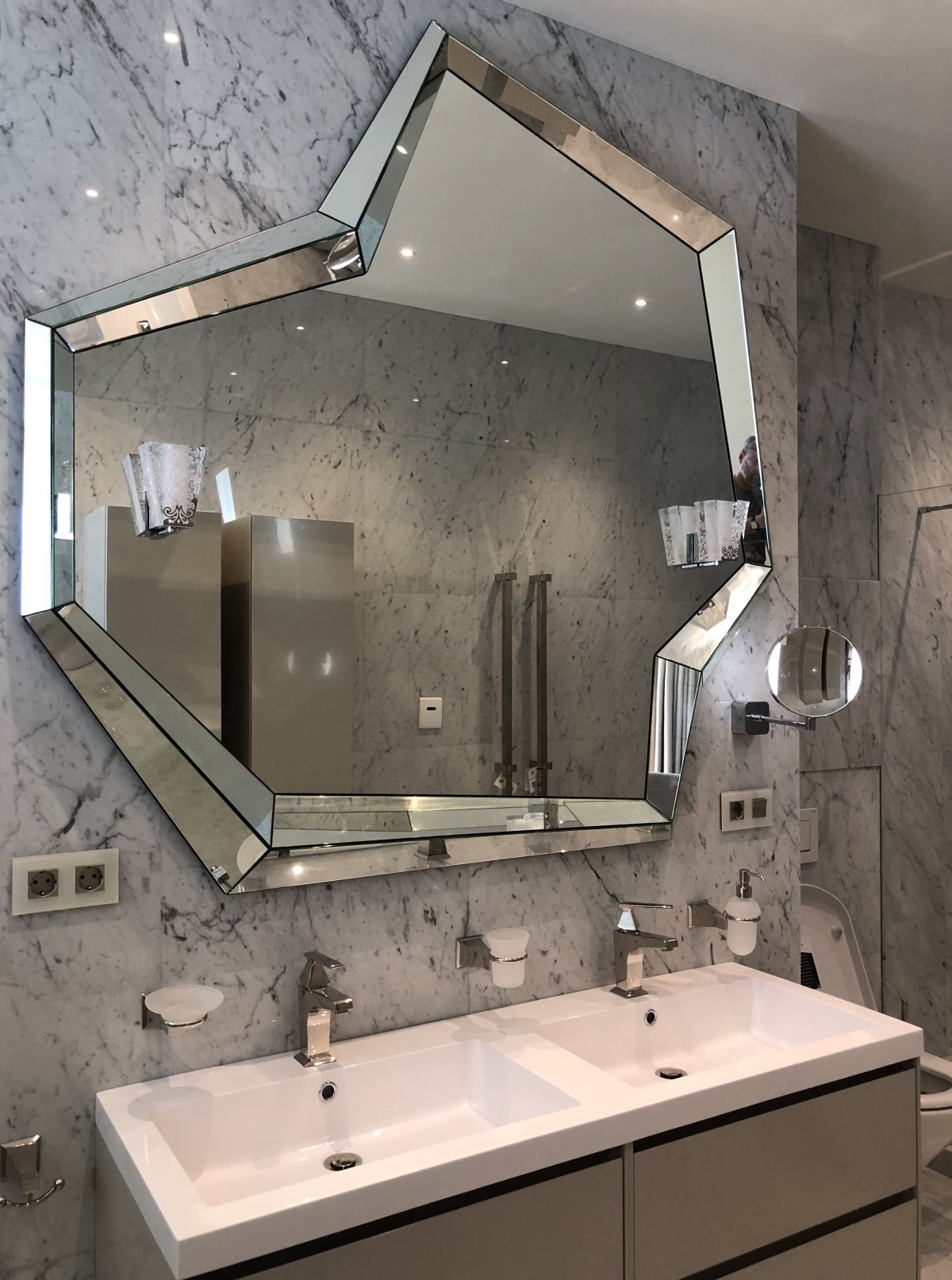 Зеркало необычной формы в ванную