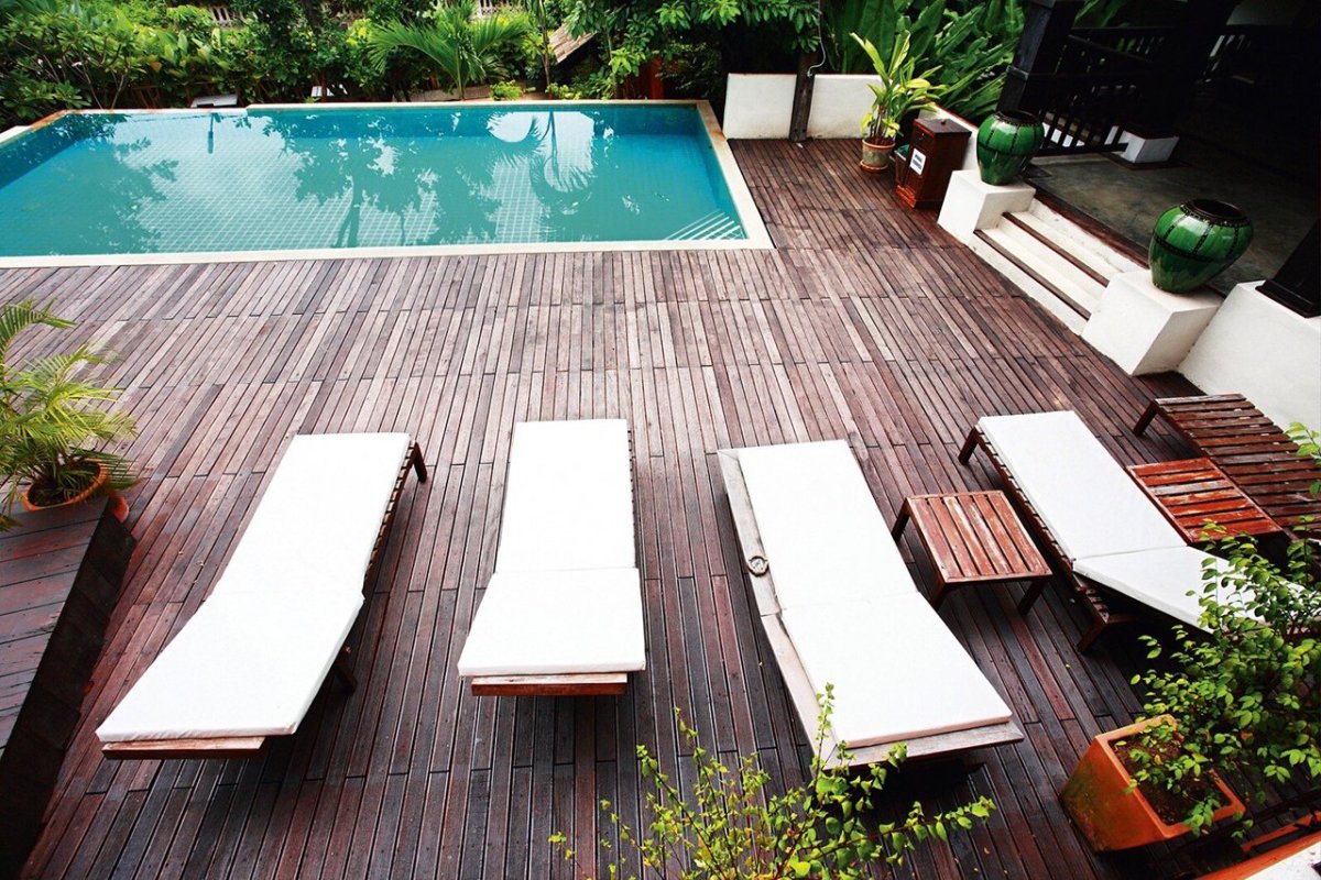 Настил из террасной доски с бассейном