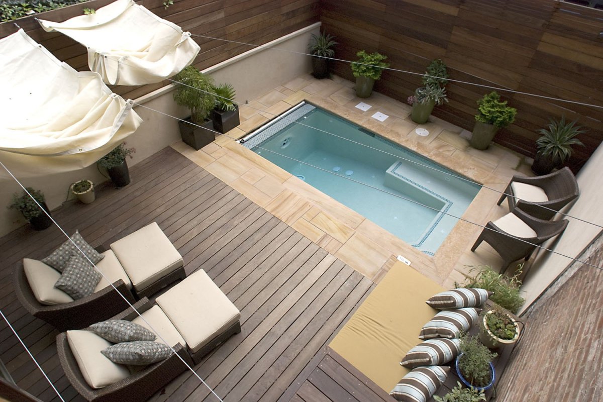 Настил деревянный около бассейна в доме