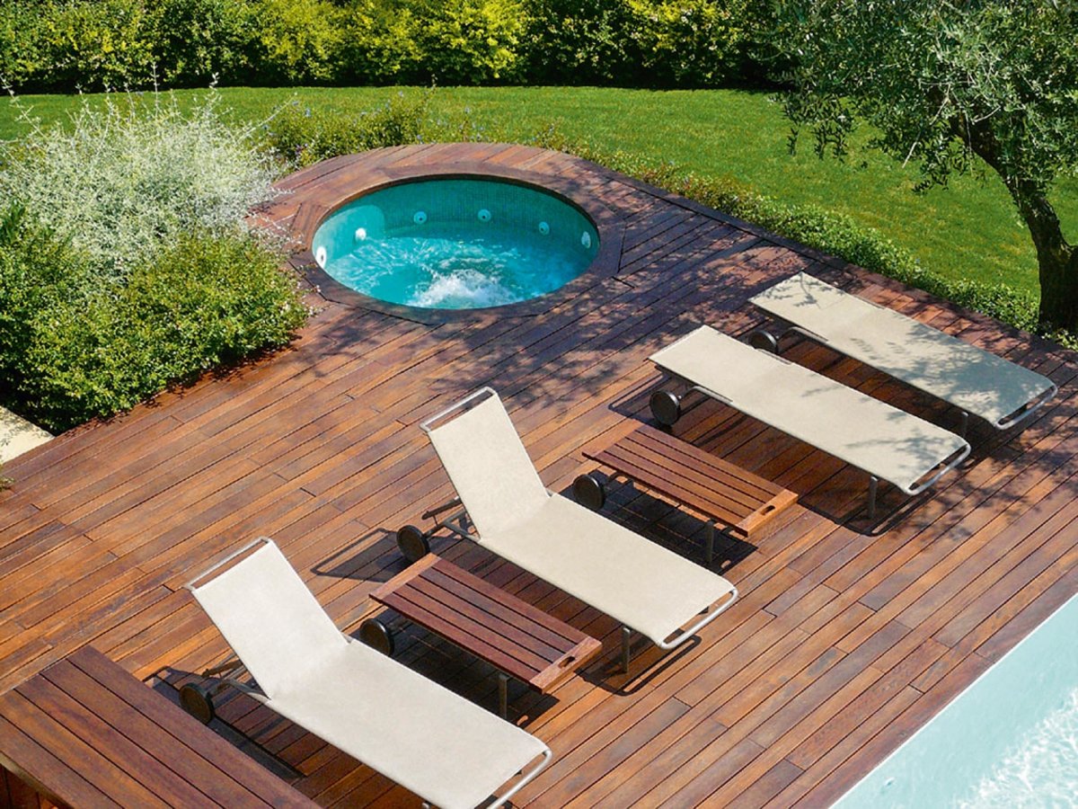 Террасная доска около бассейна