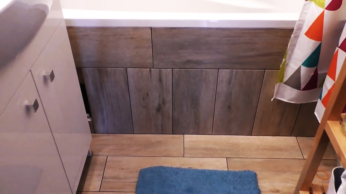 Тонкий экран под ванну из плитки