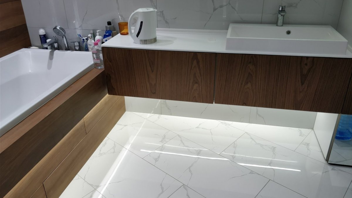 Экран под ванну из плитки с подсветкой