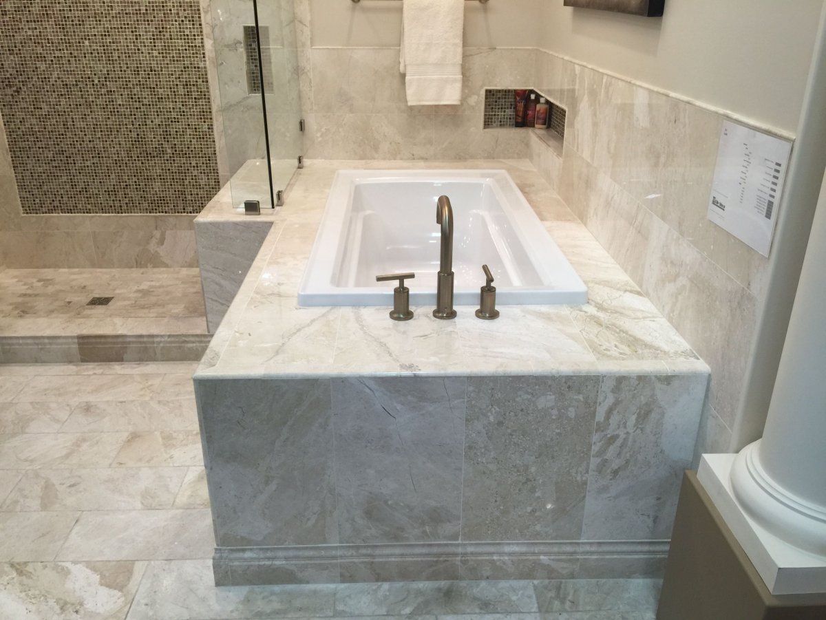 Ванна облицованная плиткой