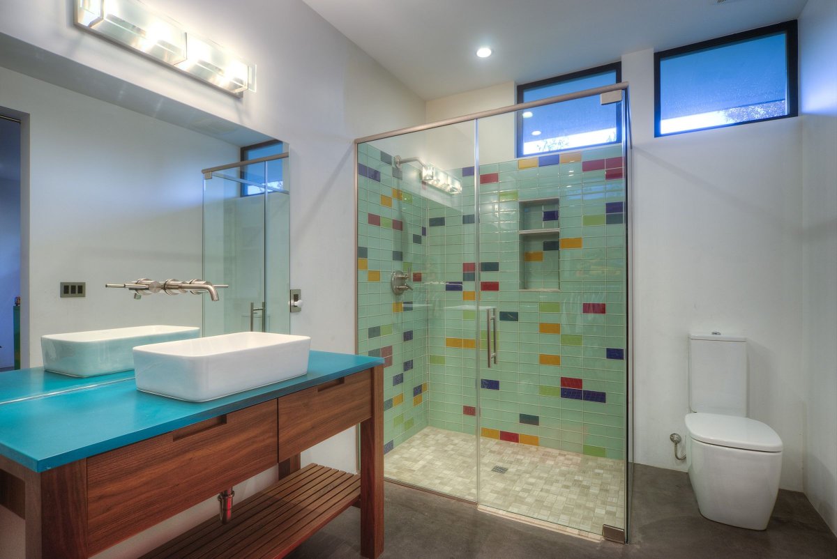 Стекло в ванной комнате вместо плитки