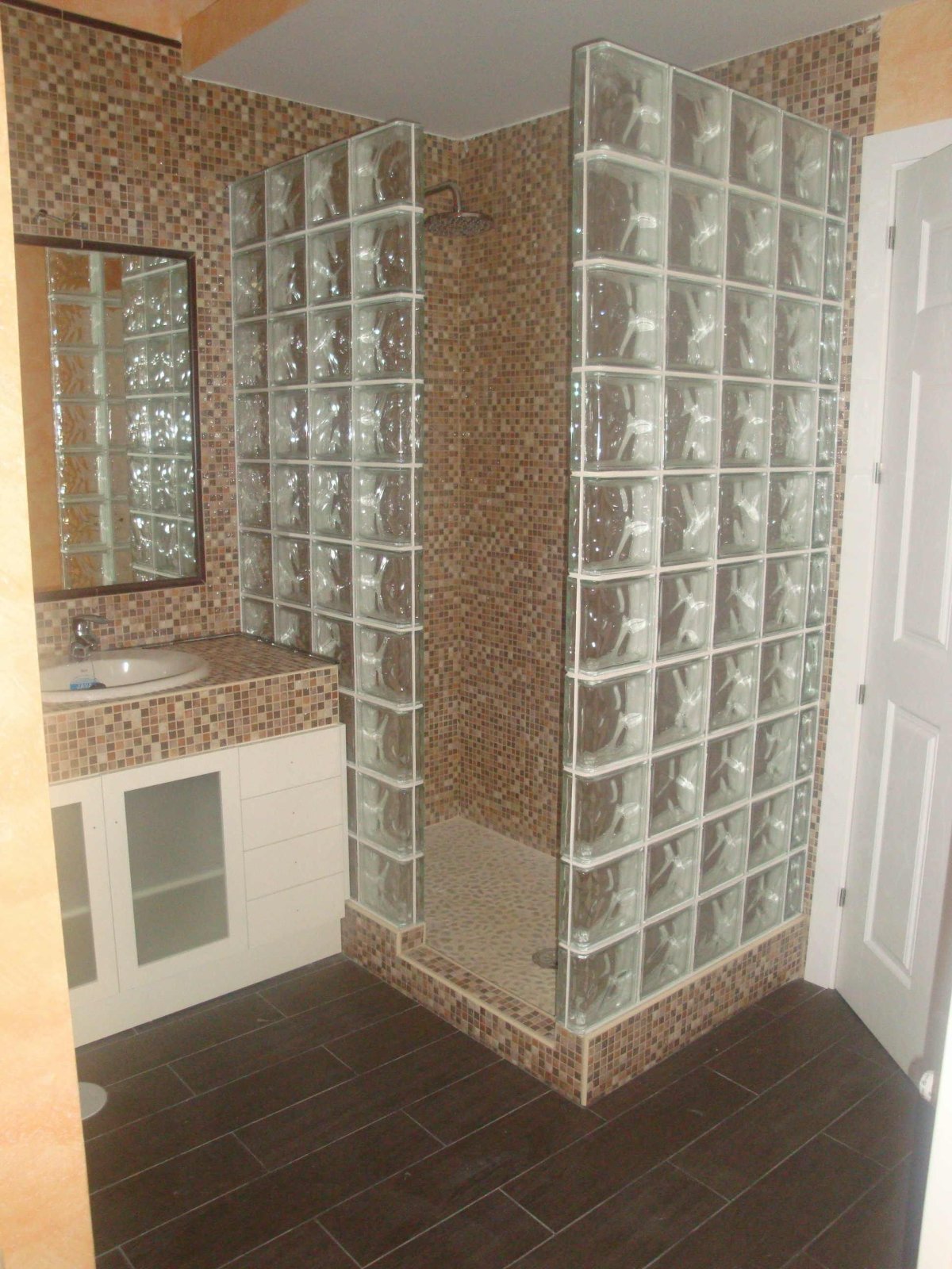 Душевые перегородки из стеклянных блоков