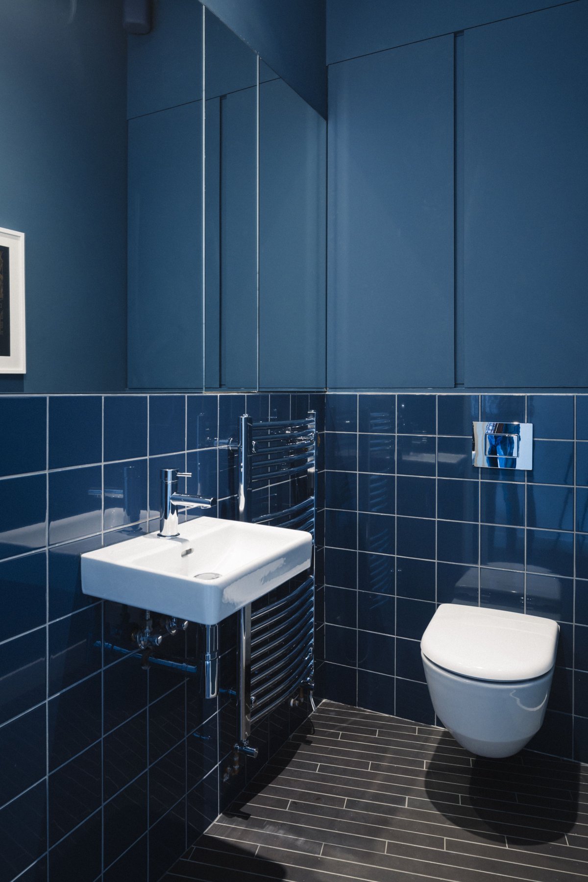 Темно синяя плитка в ванной