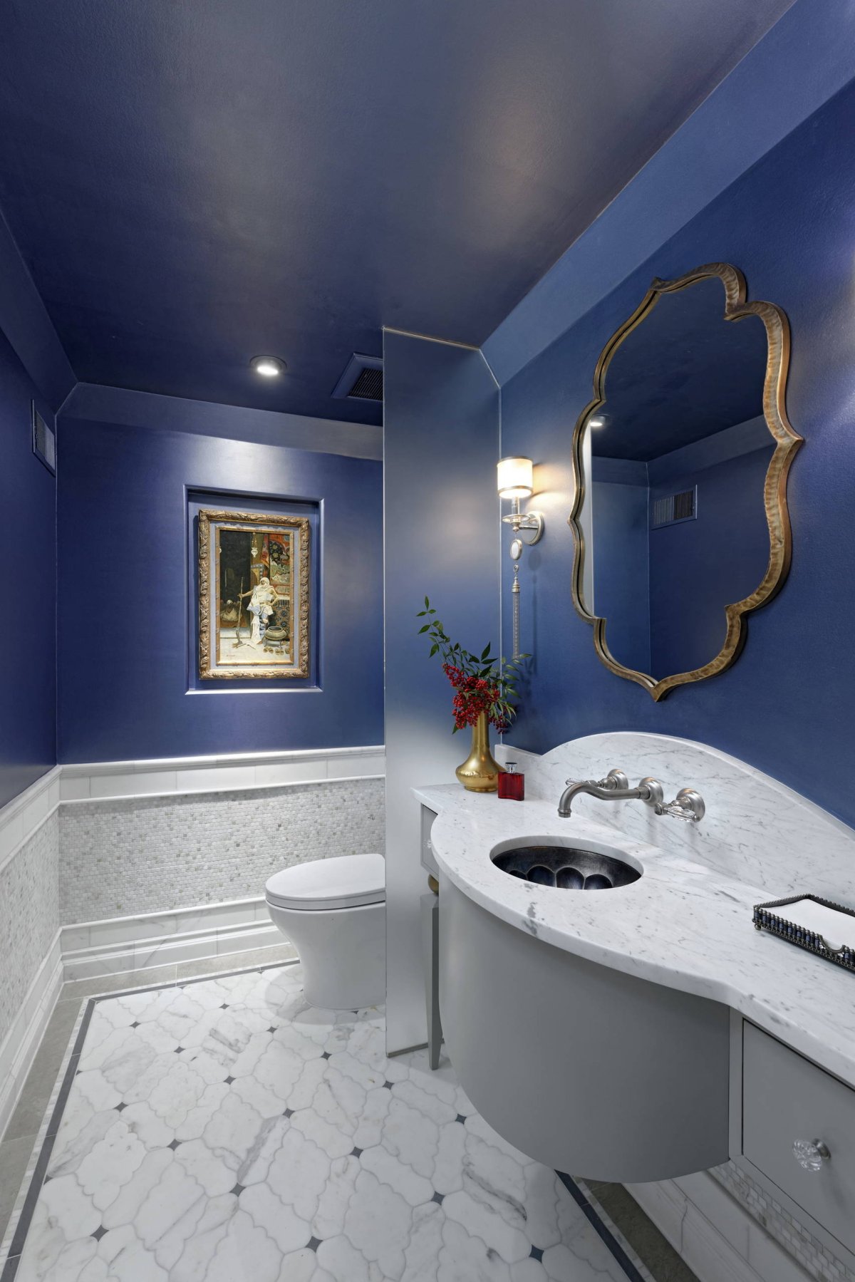 Санузел белый мрамор и синий