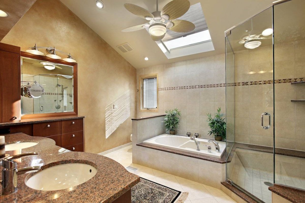 Интерьер потолка в ванной комнате