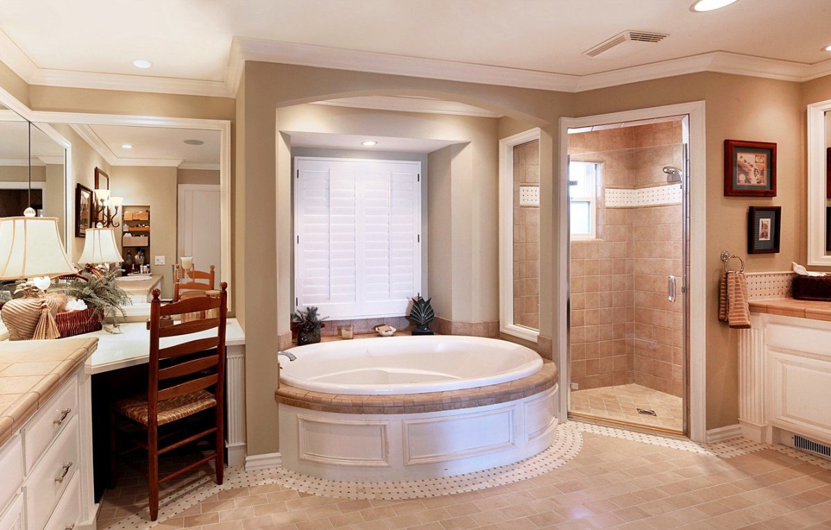Ванная комната с джакузи и душевой кабиной