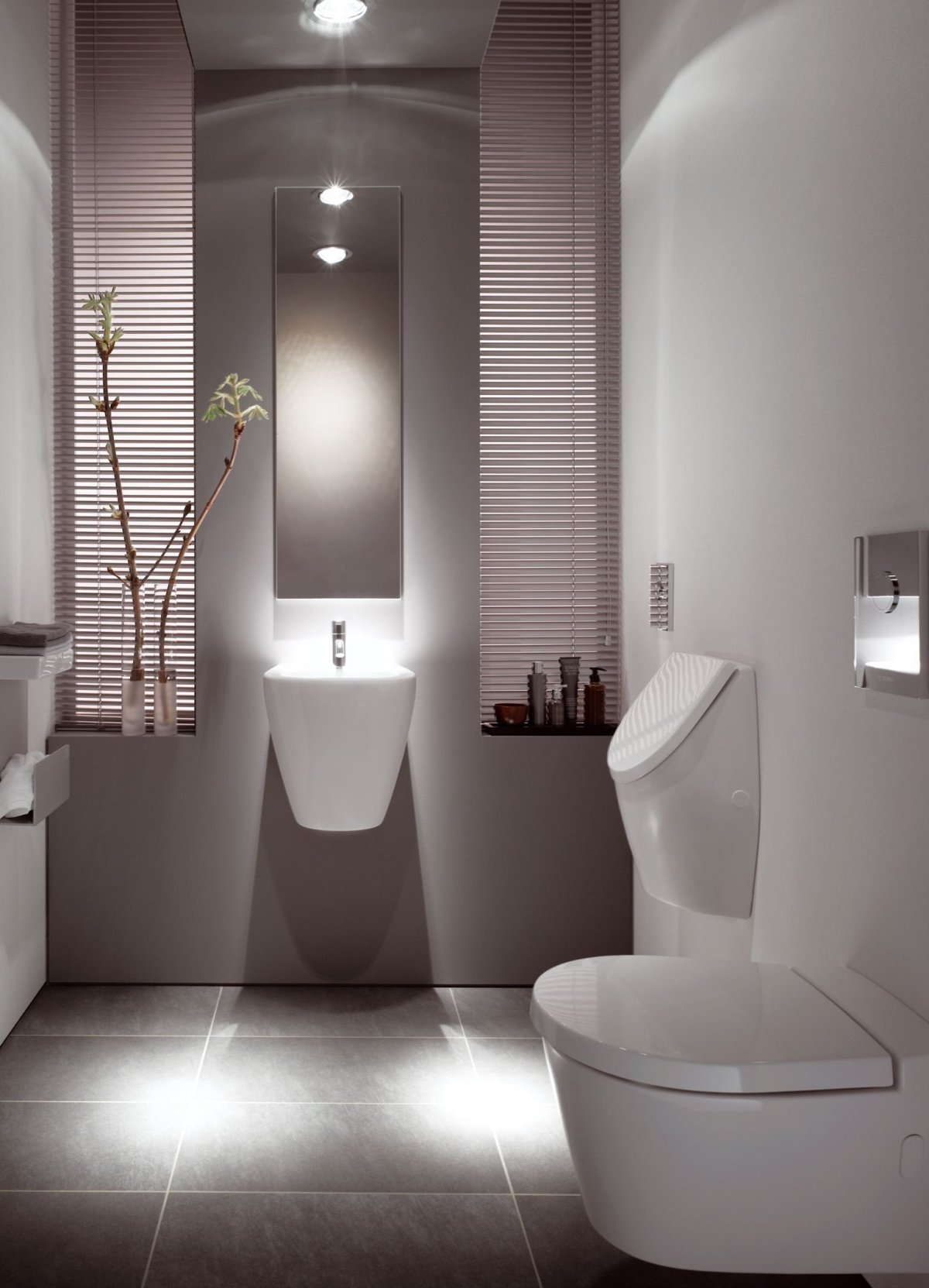 Писсуар в интерьере ванной комнаты