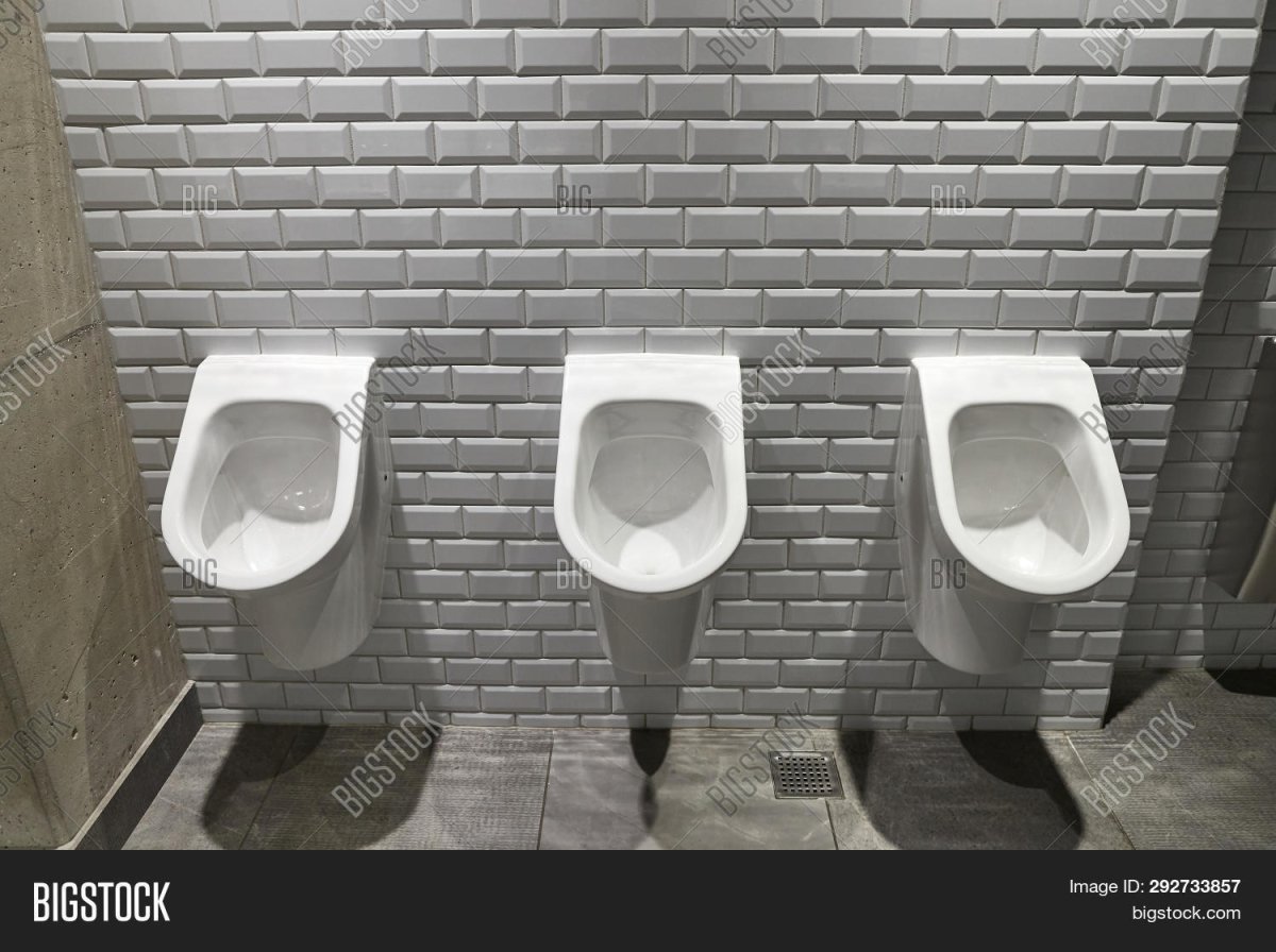 Писсуар и унитаз в маленьком туалете