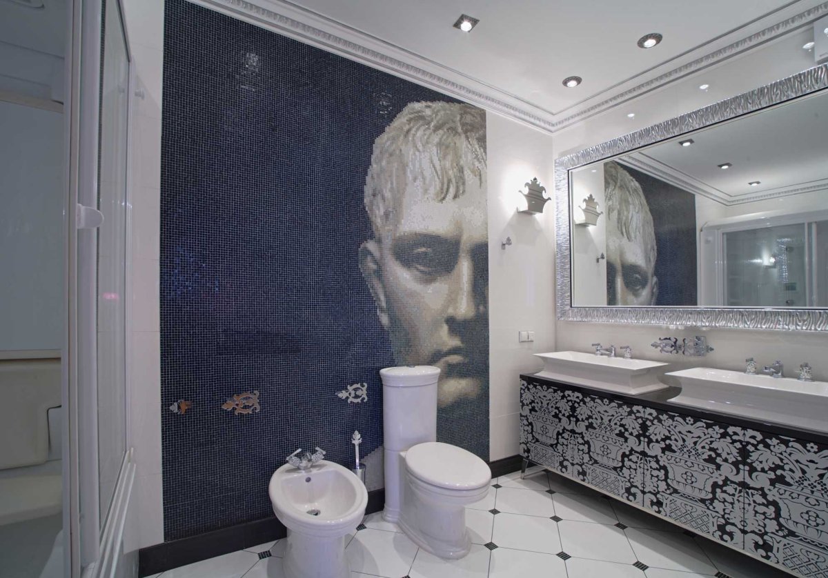 Серебристое панно в ванной