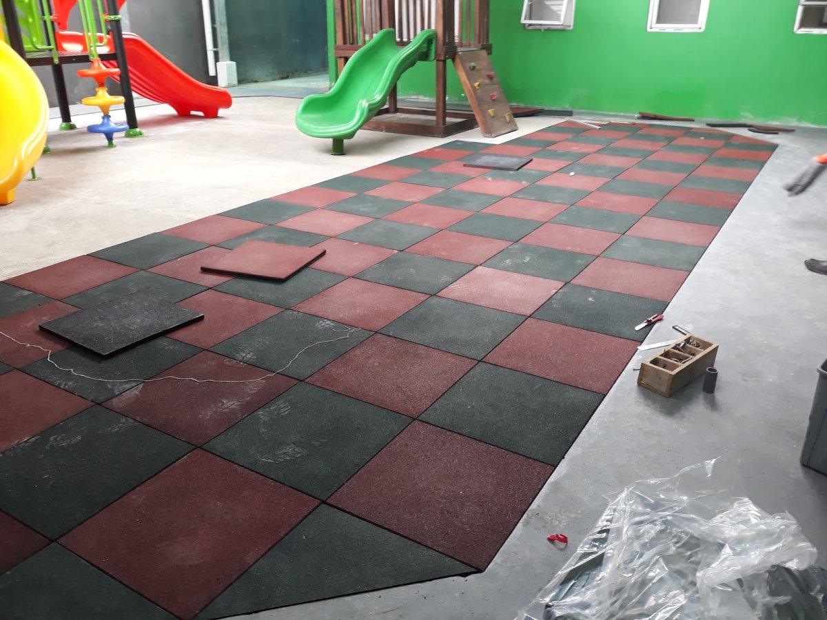 Резиновый пол из квадратов