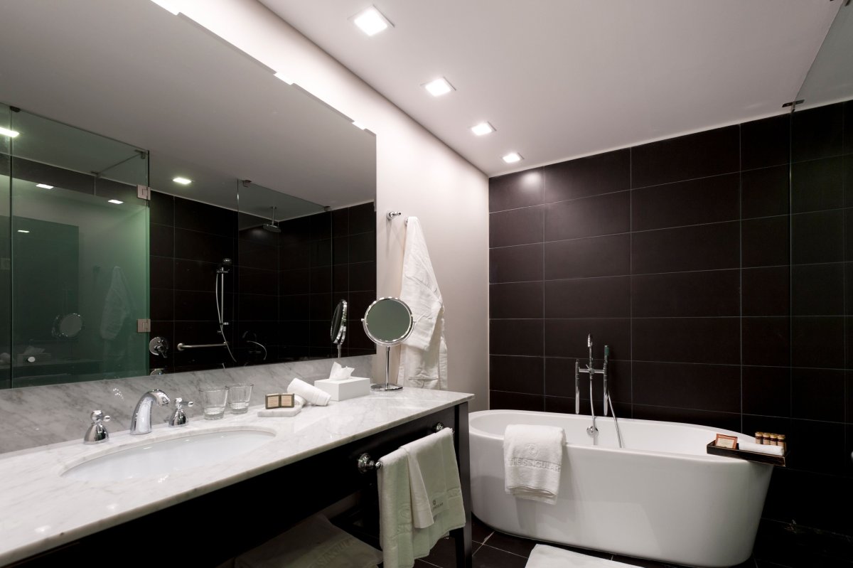 Матовый потолок в ванной