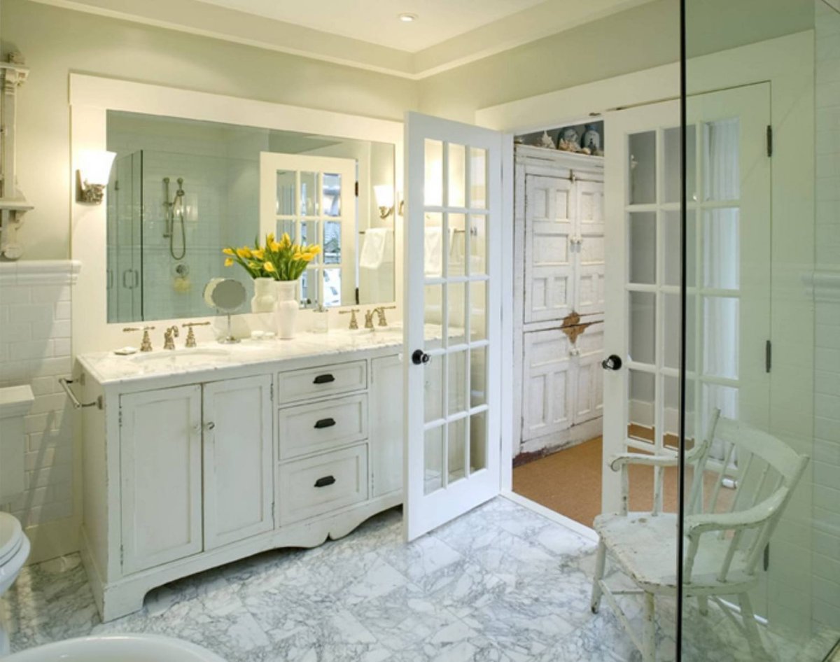 Стеклянный шкаф в ванную