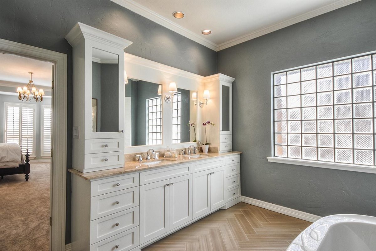 Встроенные шкафы в ванной в классическом интерьере