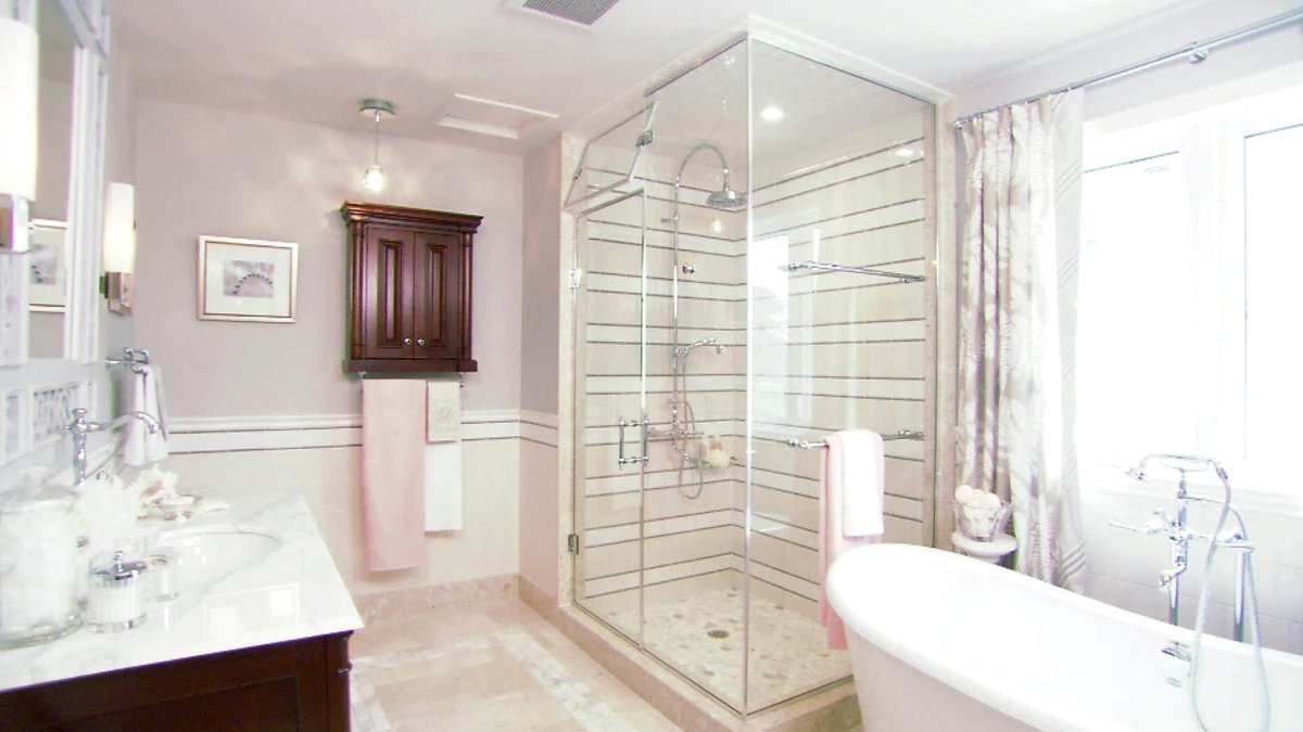 Небольшая ванная комната с окном