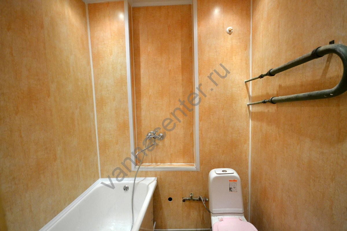 Отделка ванной пластиковыми панелями с полками