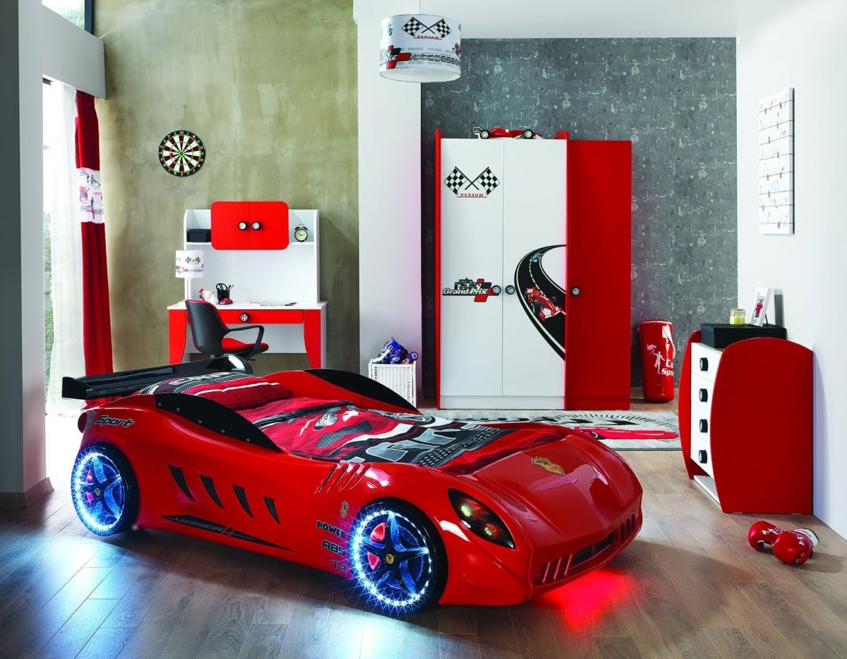 Детская комната с кроватью машиной