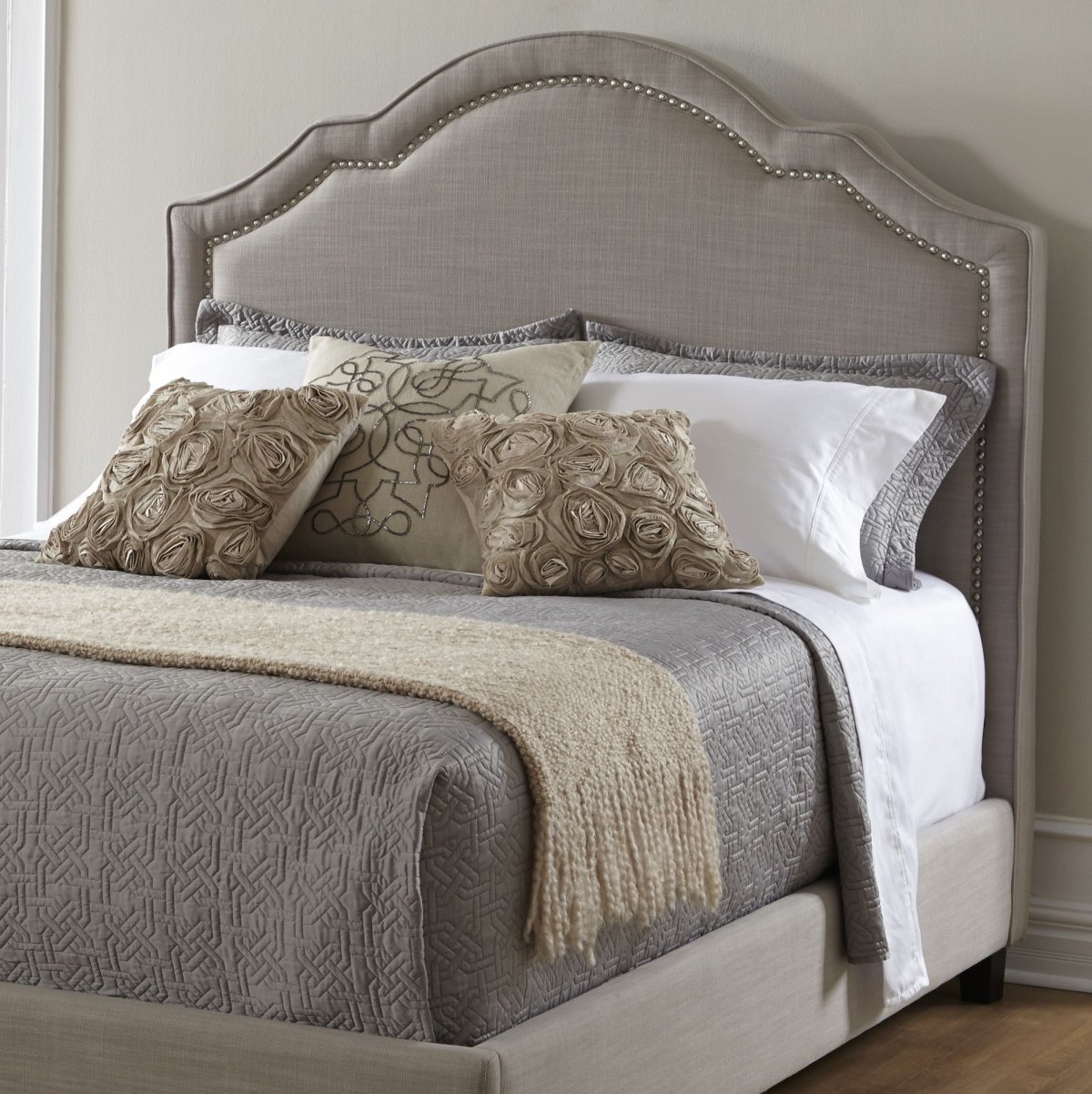 Кровать с фигурным изголовьем