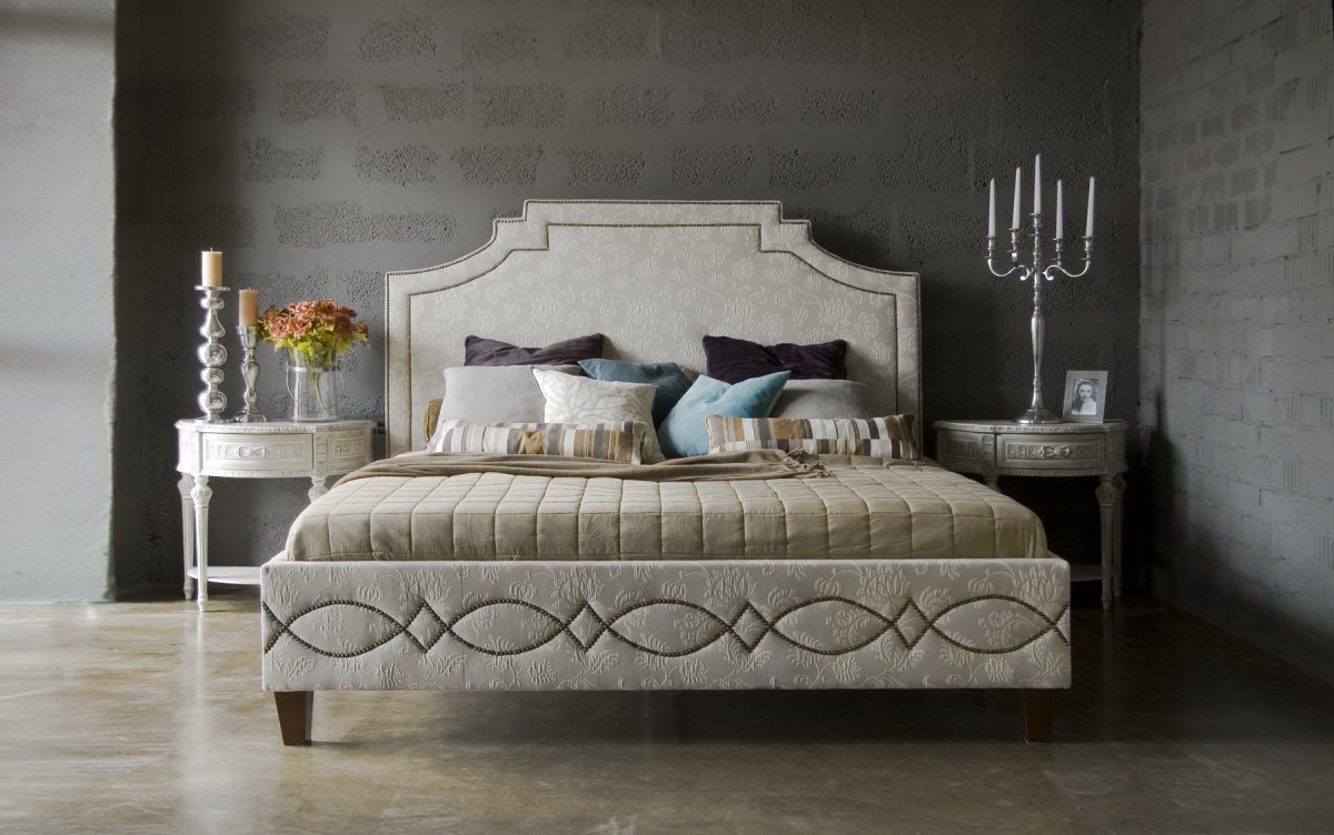 Кровать с фигурным изголовьем