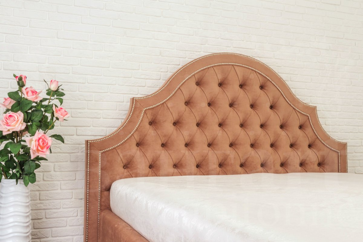 Кровать с мягким фигурным изголовьем