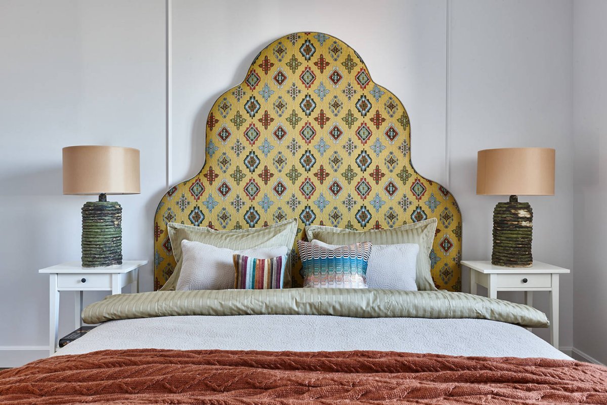 Разноцветное изголовье кровати