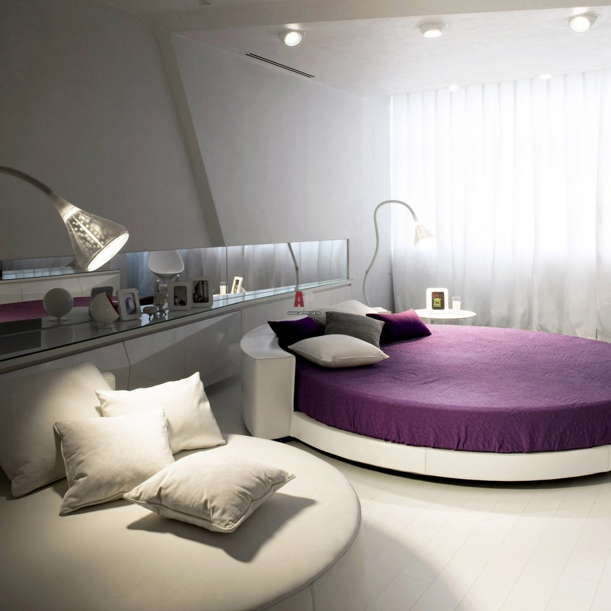 Круглая кровать в интерьере