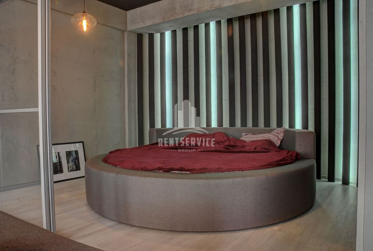 Круглая кровать в студии