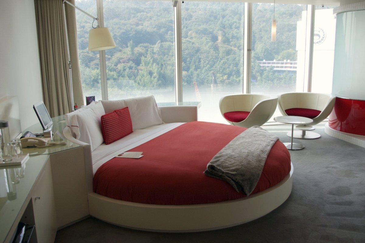 Круглая кровать в узкой комнате