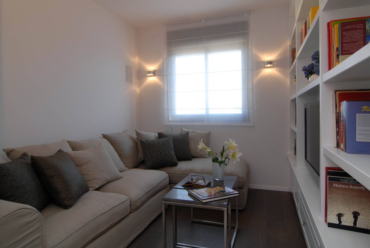 Угловой диван в узкой комнате