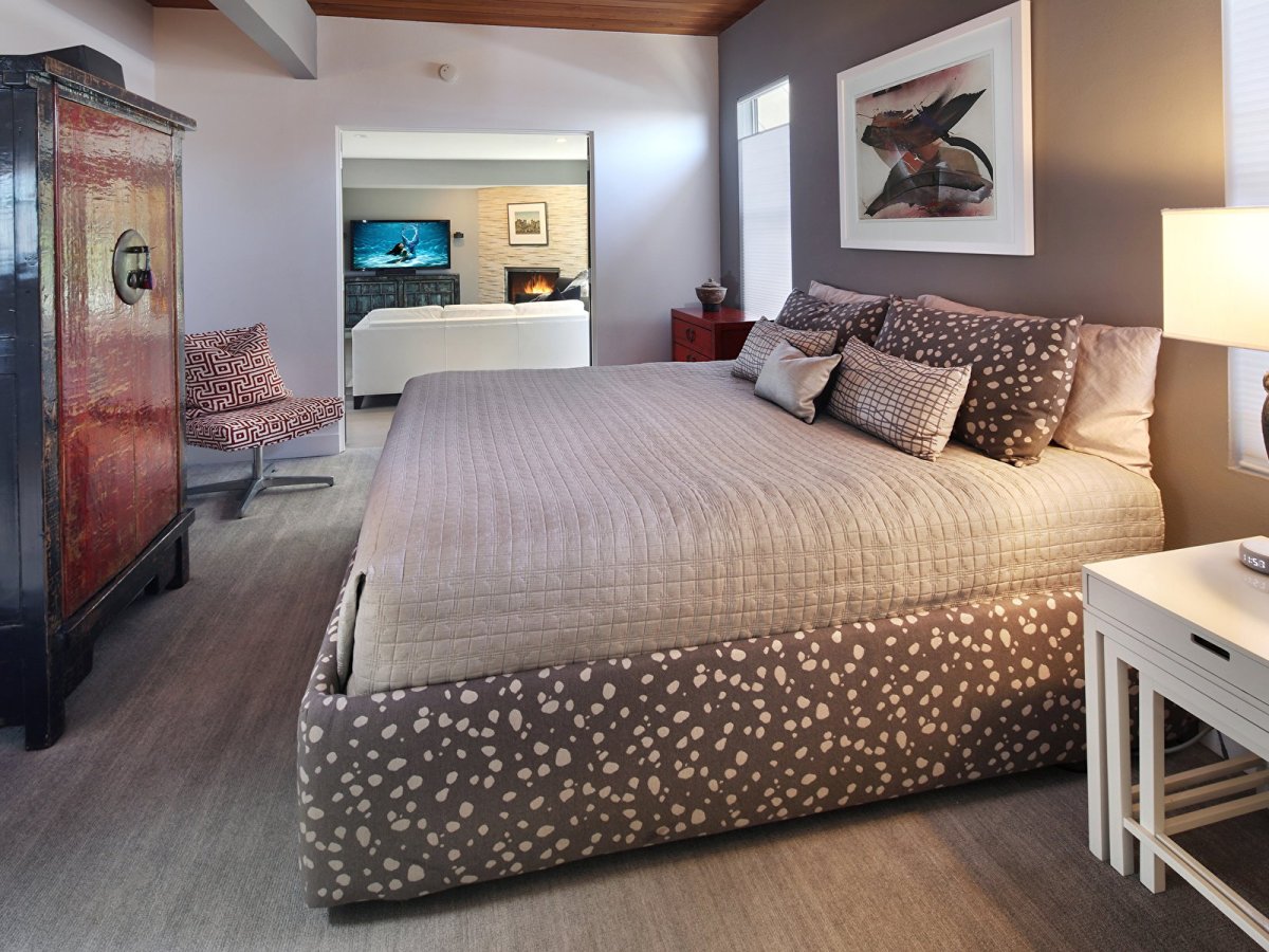 Босс Хо кровать в интерьере спальни