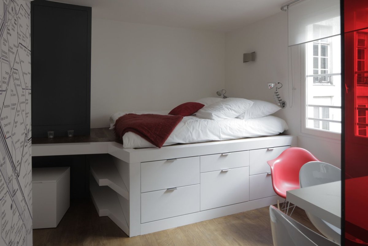 Кровать-подиум с ящиками в маленькой комнате