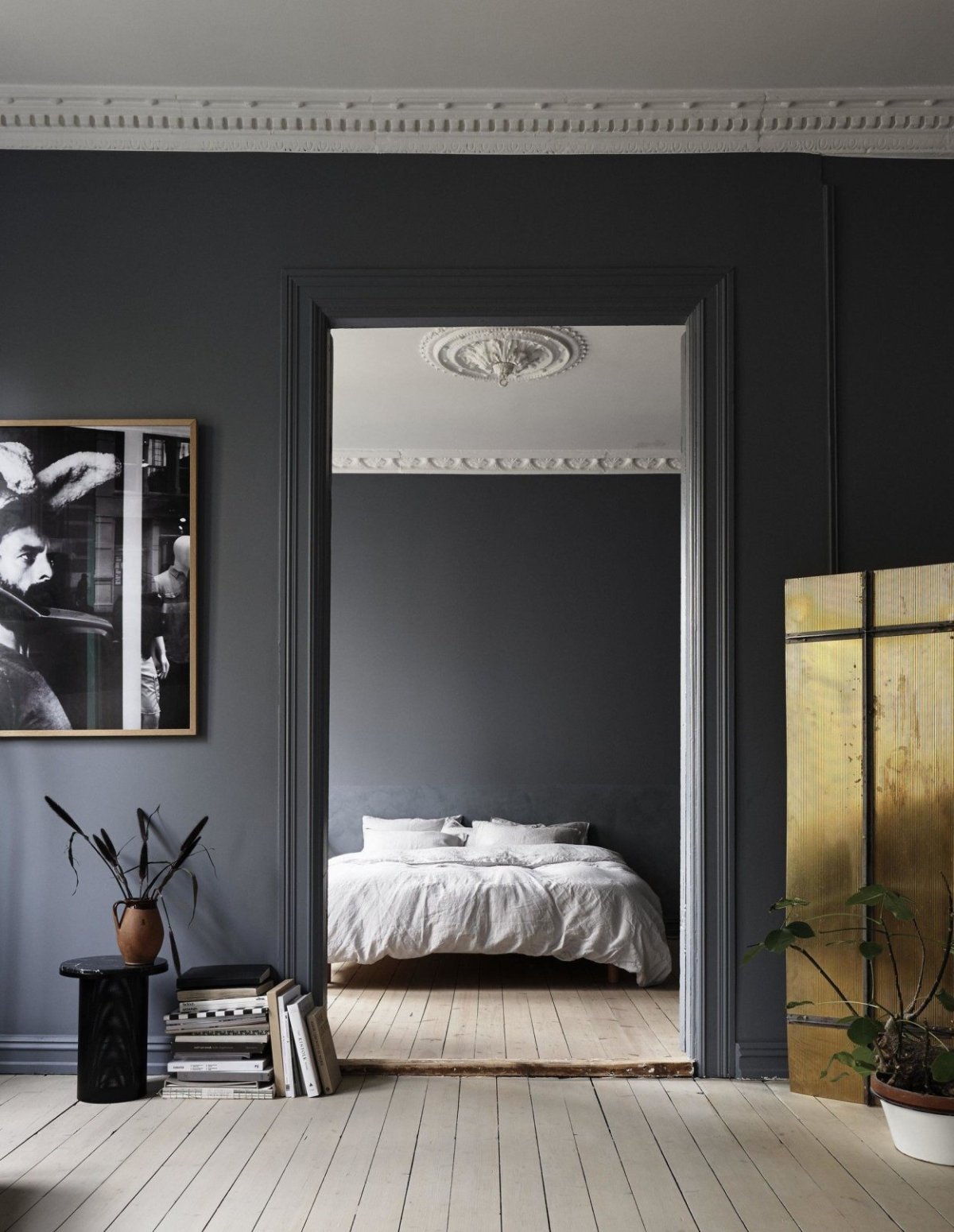 Черный молдинг в интерьере