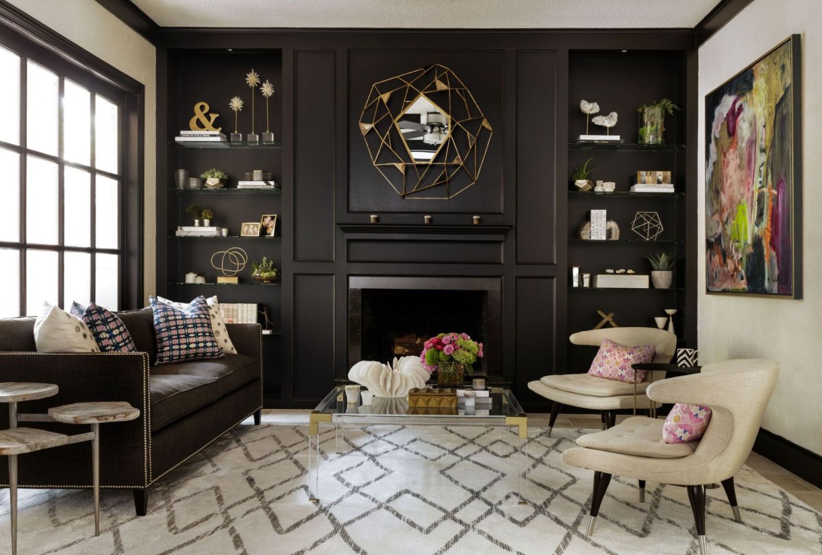 Декорирование открытых полок в гостиной