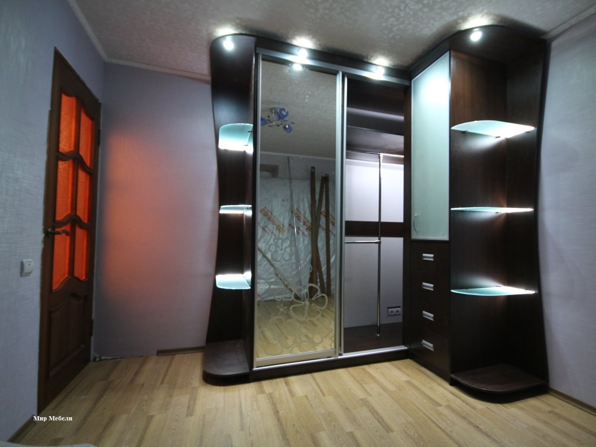 Шкаф в прихожую с подсветкой