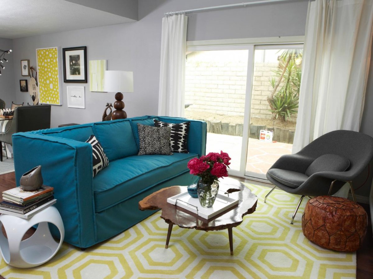 Интерьер гостиной с торшером и бирюзовый диваном