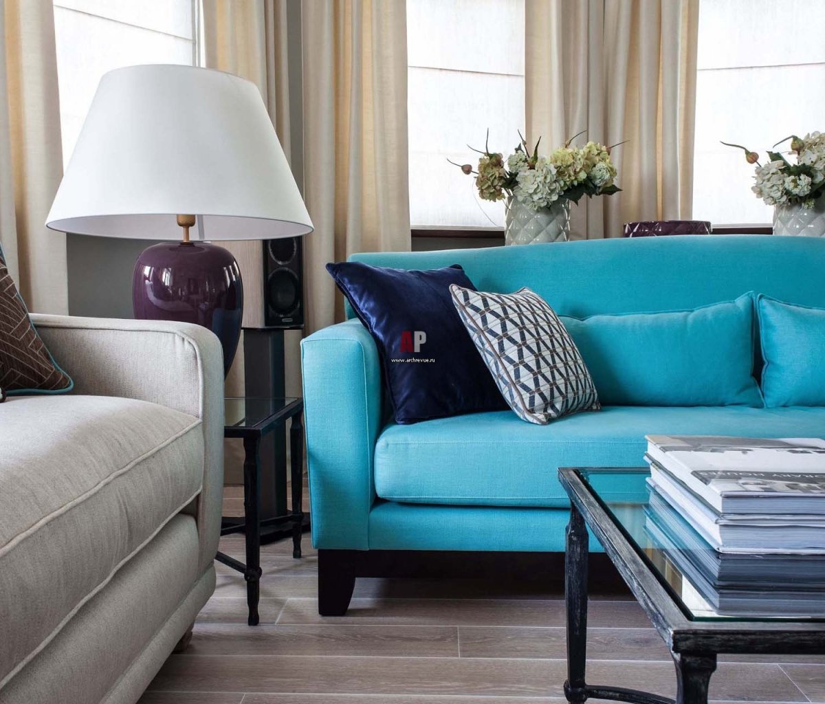Сине бирюзовый диван в интерьере