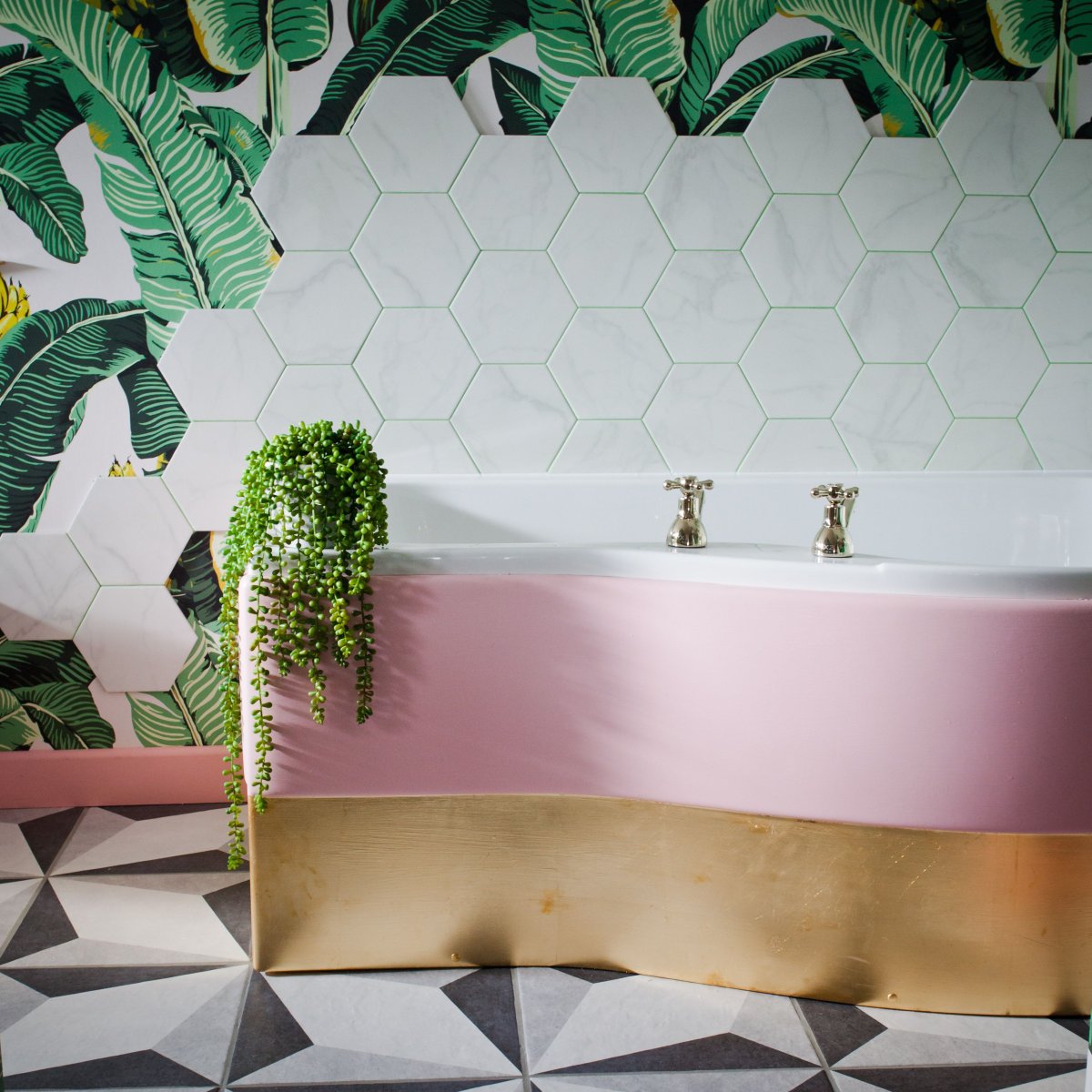 Тропические обои в ванной