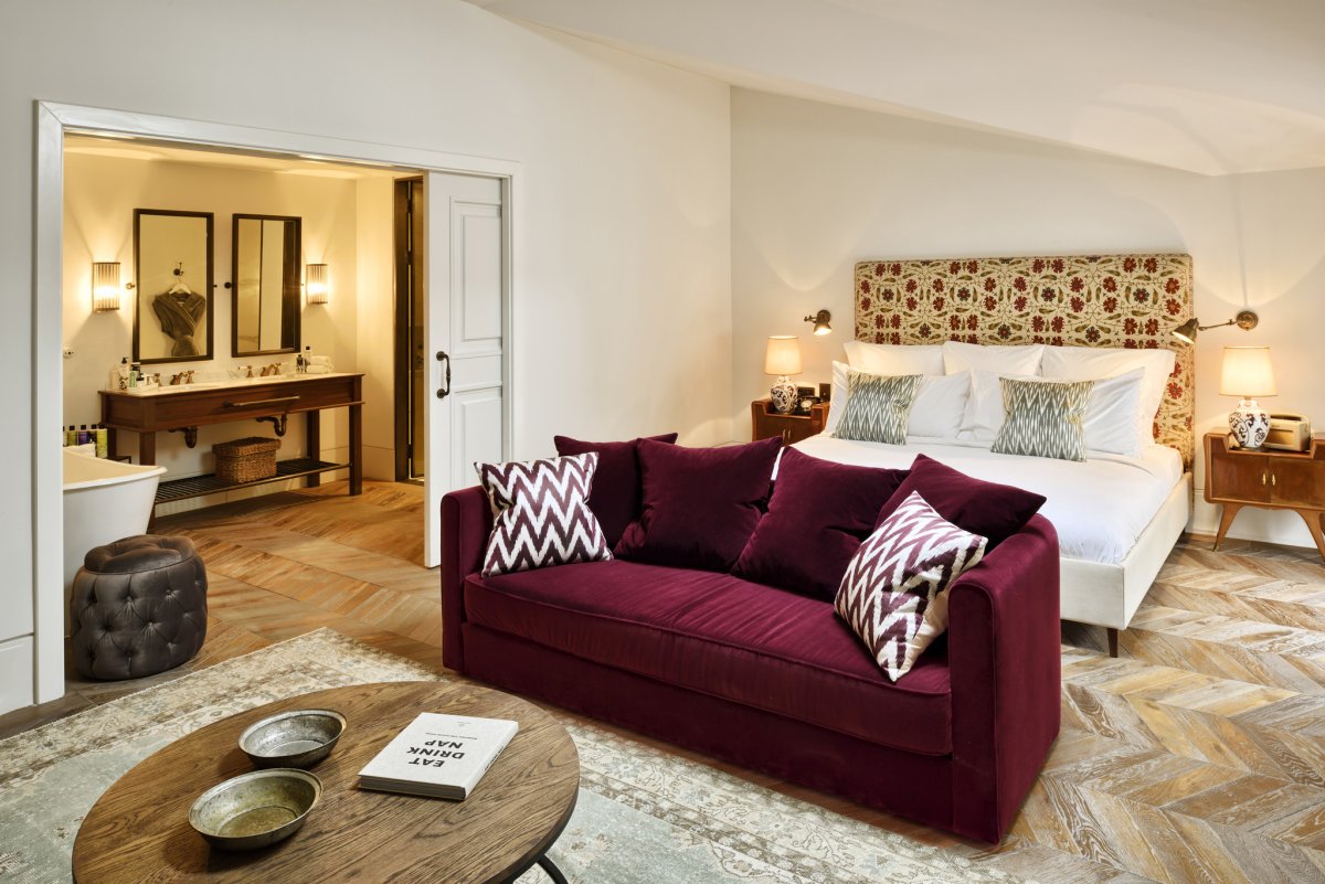Бордовый диван в интерьере