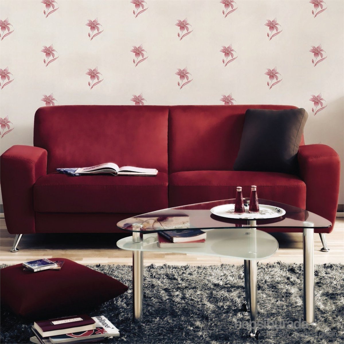 Бордовый диван в интерьере