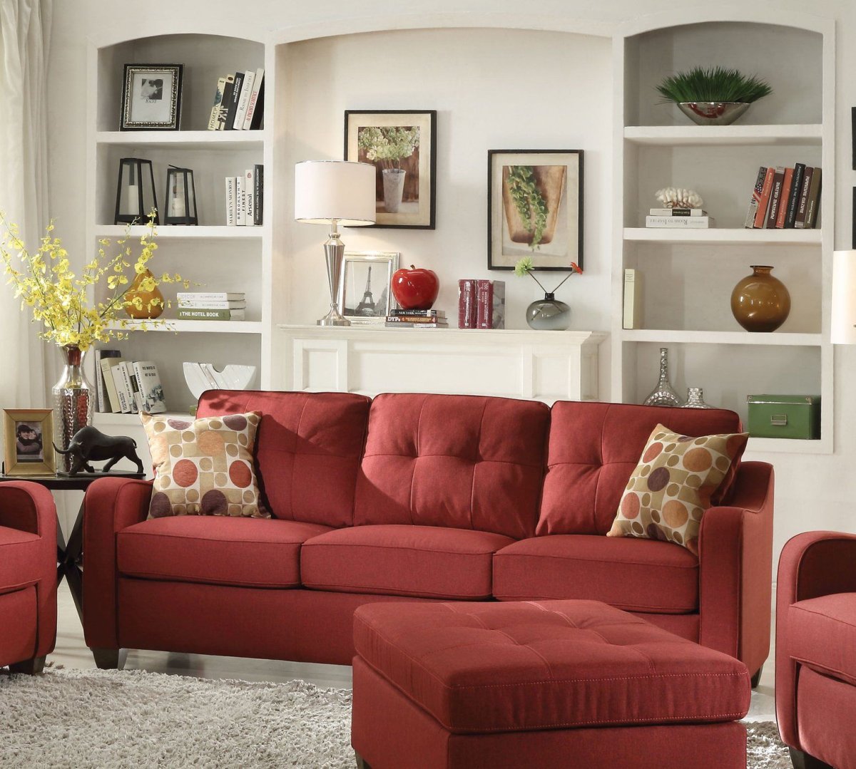 Диван с красной тканью