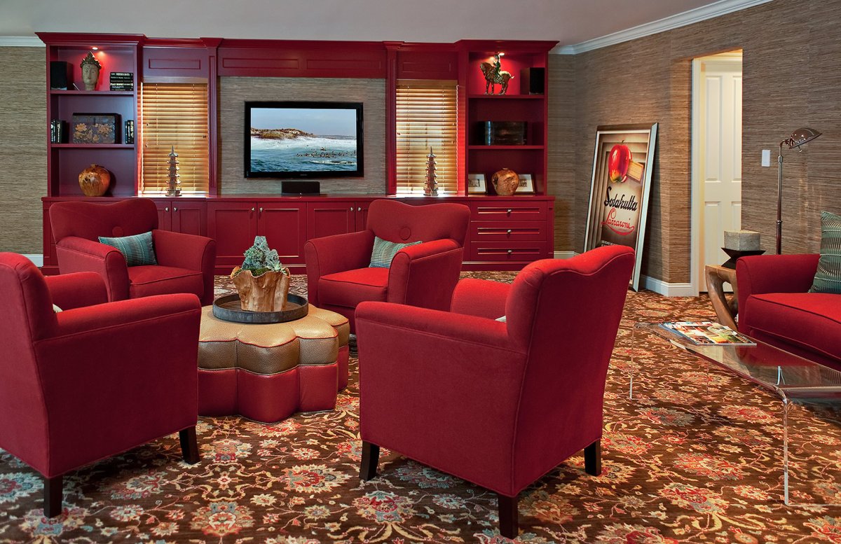 Красная мебель в интерьере гостиной