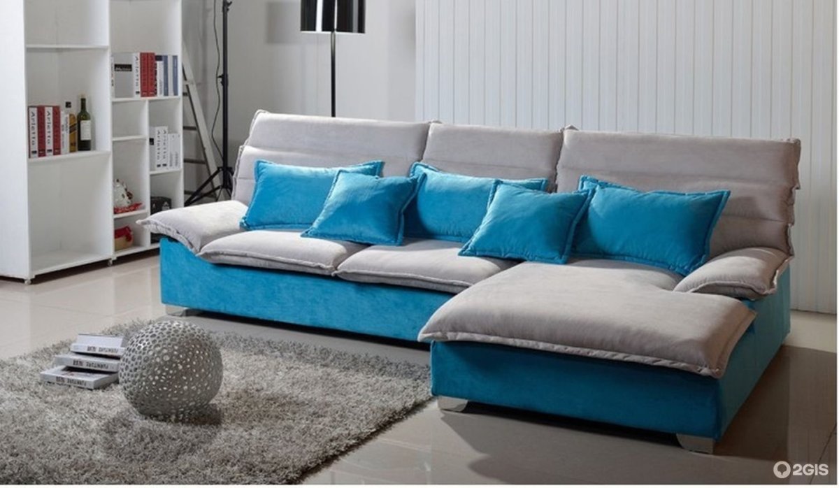 Серый диван с бирюзовыми подушками