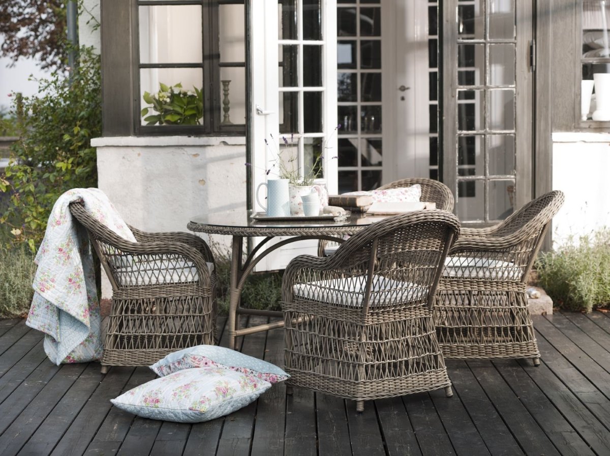 Интерьер лоджии с плетеной мебелью