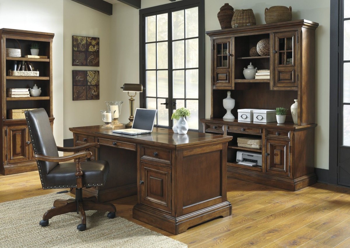 Письменный стол фабрики Ashley массив