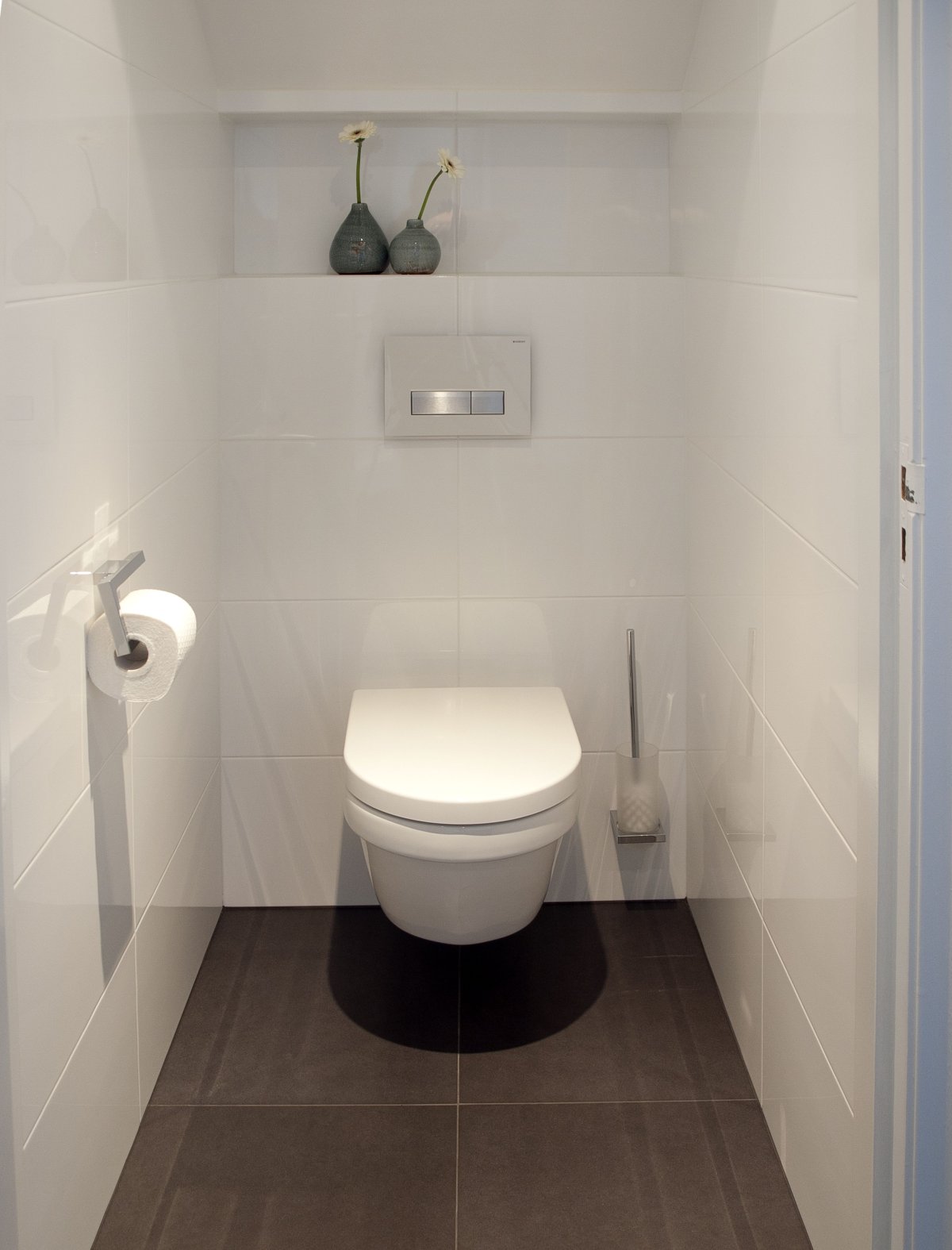 Серая плитка в туалете