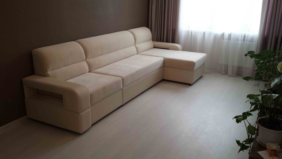 Светлый диван в зал