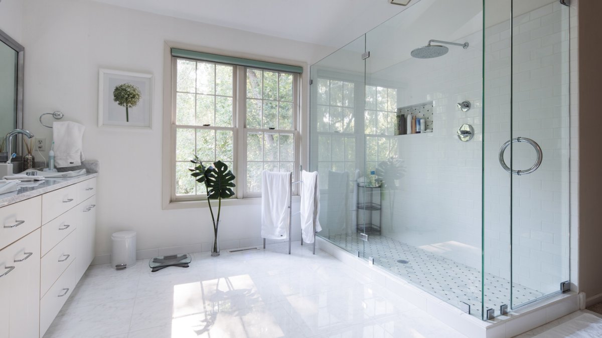 Большая душевая комната